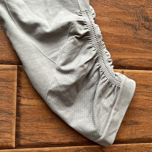 Lululemon The Flow Crop Ruched Capris - Size 6 - Picture 2 of 10
